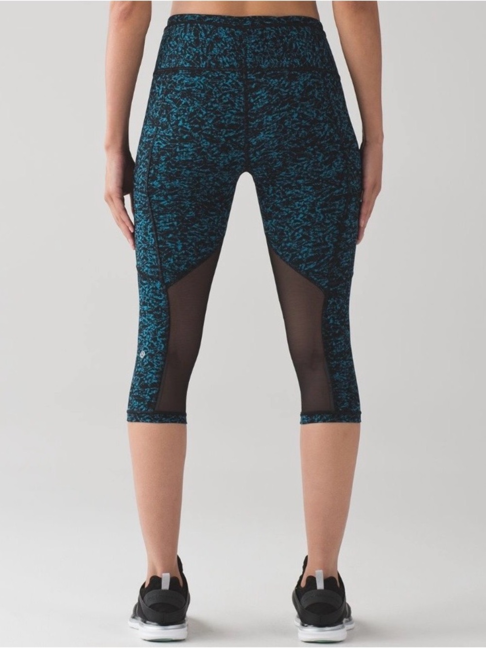 Lululemon Outrun 17” Crop in Iced Wave Capri Black